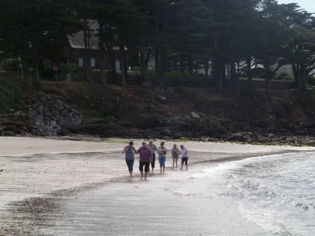 groupe de personnes marchant sur la plage