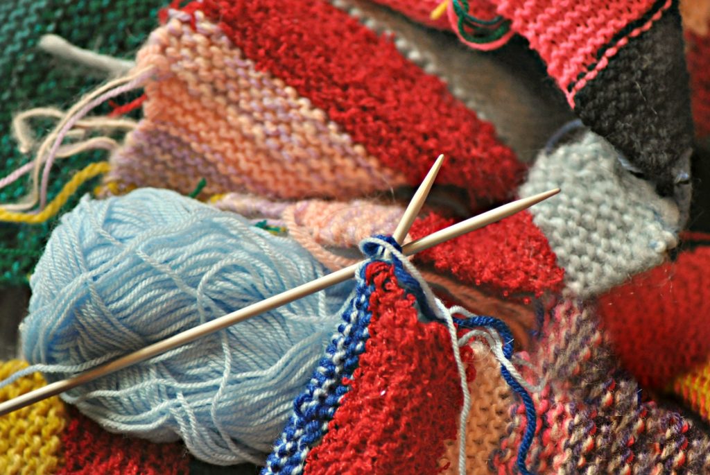 pelote de laine et aiguille à tricoter