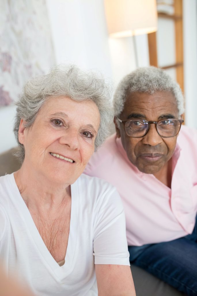 couple de seniors âgées se prenant en photo selfie