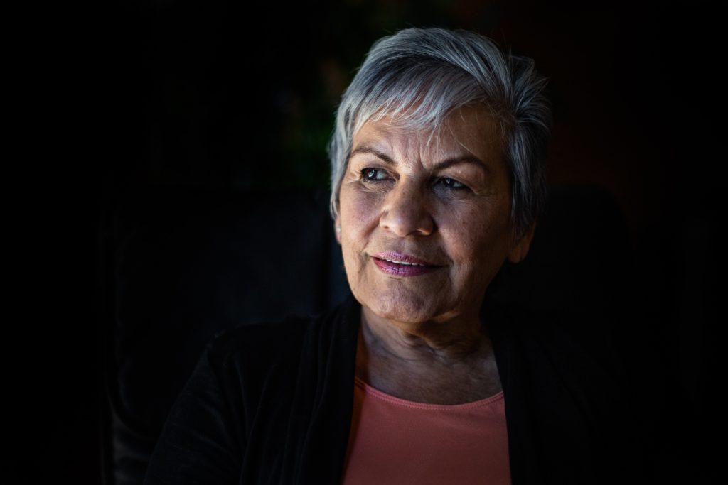 portrait d'une femme âgée au cheveux courts