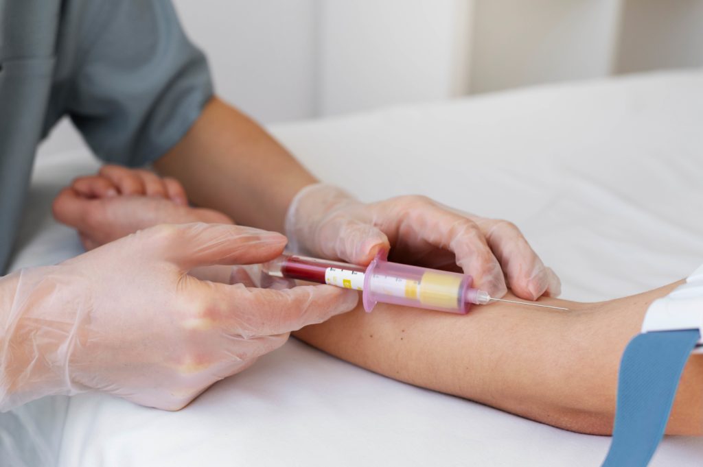 infirmière faisant une prise de sang à un patient