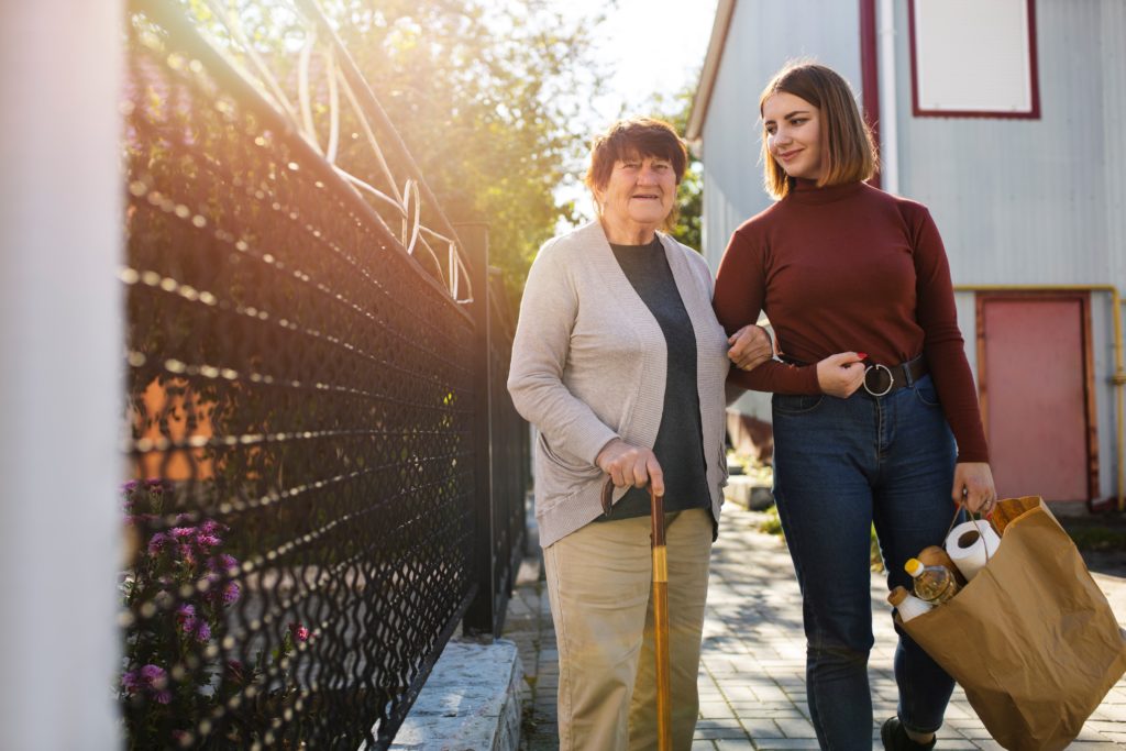 aide à domicile accompagnant une personne âgée à faire ses courses