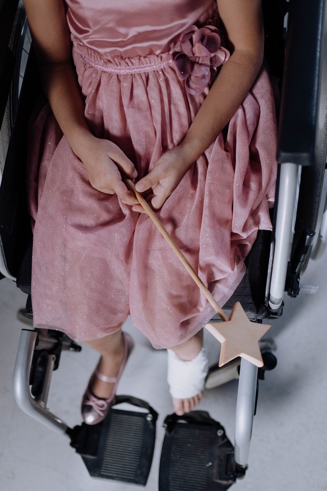 Petite fille en fauteuil roulant