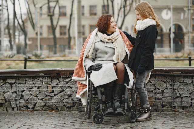 Mère de famille en fauteuil roulant avec sa fille