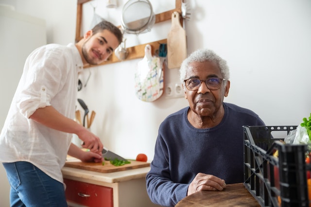 Homme aide à domicile préparation repas