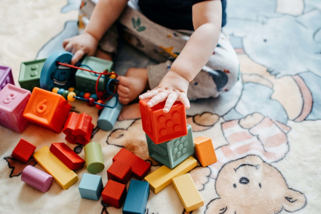 bébé jouant avec des cubes