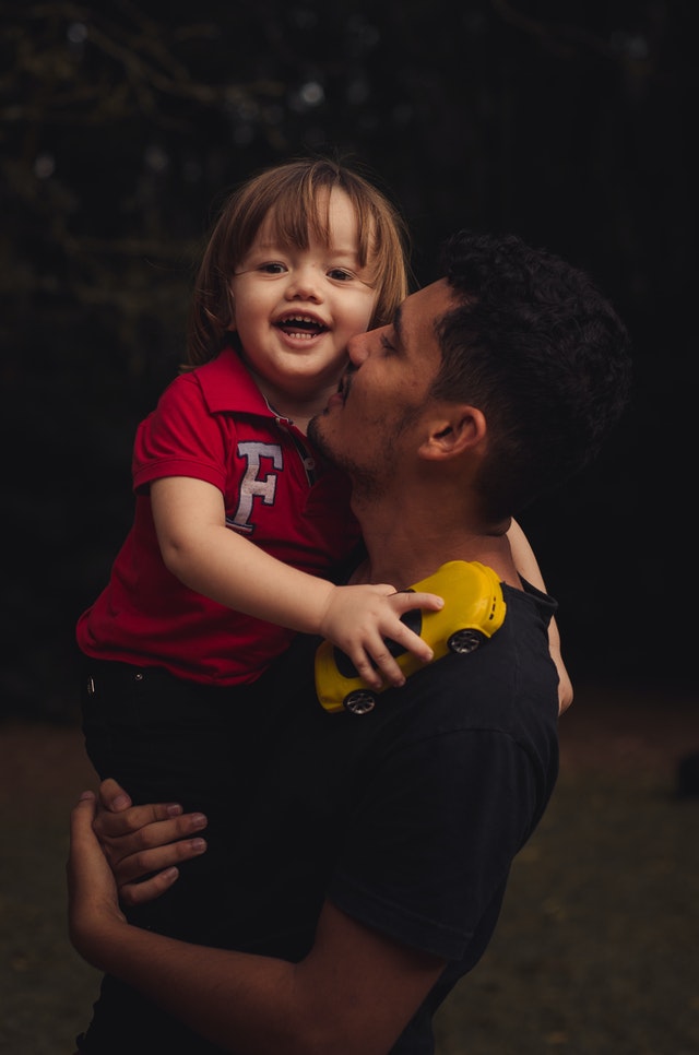 Papa prenant son fils dans ses bras