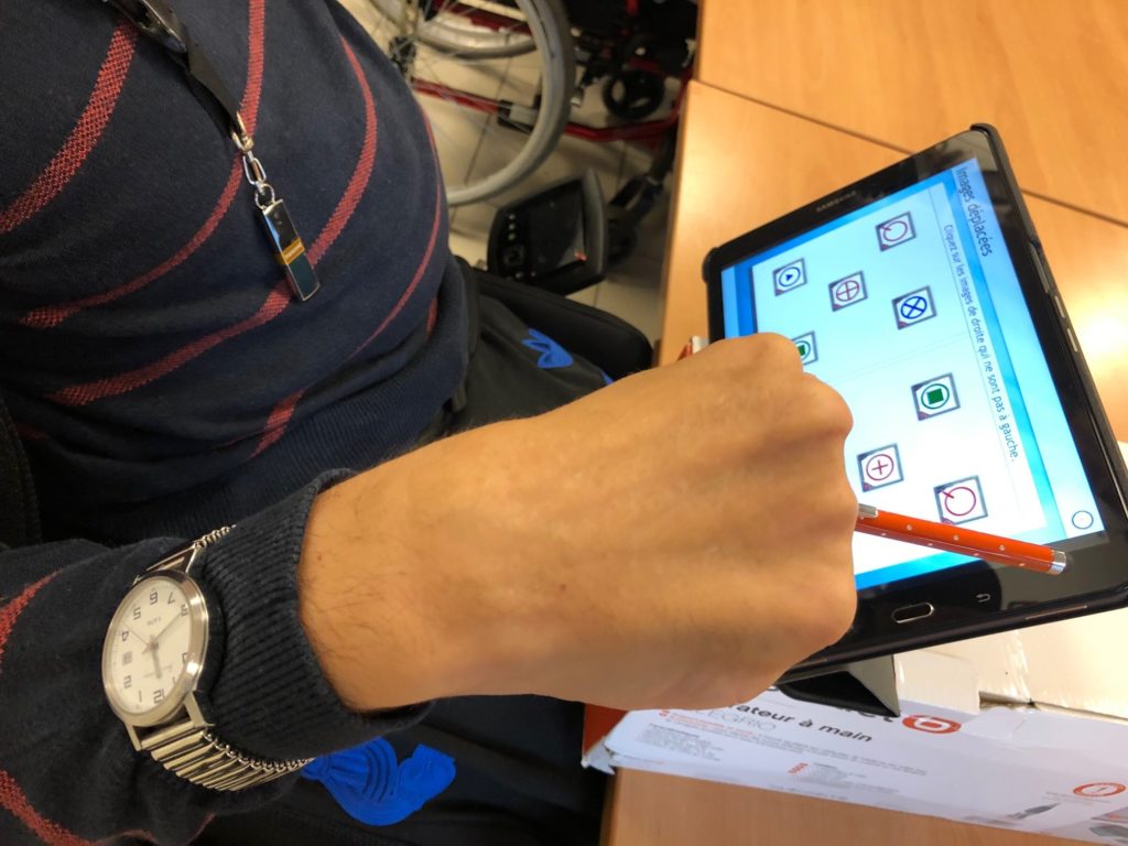 personne utilisant une tablette numérique